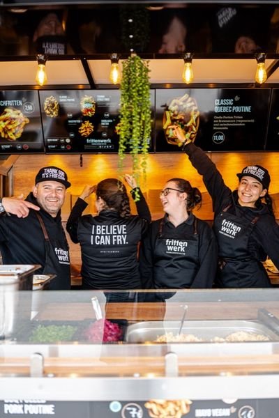 Frittenwerk Foodtruck Team bei der Zubereitung