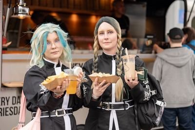 Cosplayer mit Pommes und Poutine am Frittenwerk Foodtruck auf der DoKomi Düsseldorf