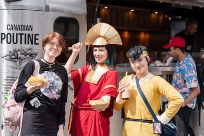 Anime-Cosplayer genießen Poutine und Bubble Tea am RC Rolling Catering Stand auf der DoKomi 2026