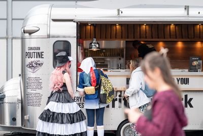 Cosplayer in der Schlange am Frittenwerk Foodtruck auf der DoKomi Düsseldorf