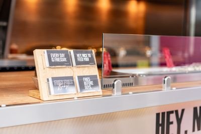 Frittenwerk Pommes-Theke mit Sprüchen auf der DoKomi Anime-Messe in Düsseldorf