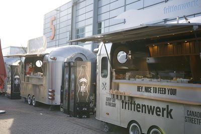 Zwei geöffnete Frittenwerk-Airstreams