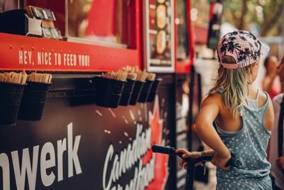 Streetfood Ausgabe am Frittenwerk Foodtruck