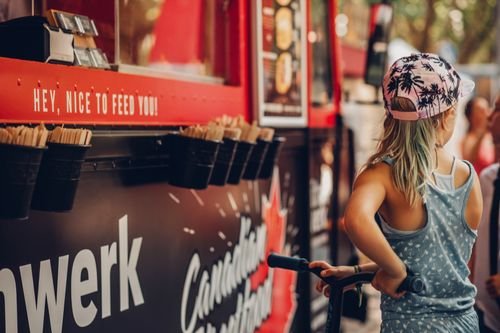 Streetfood Ausgabe am Frittenwerk Foodtruck in Düsseldorf